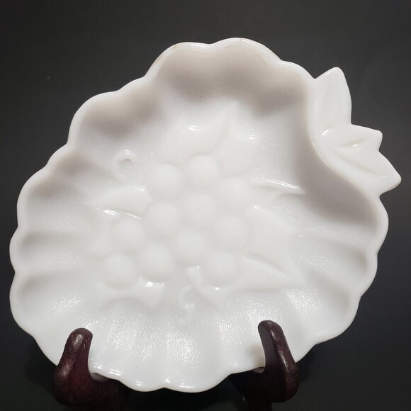 Hazel Atlas White Milk Glass Grape  Candy Trinket Dish - Picture 6 of 11